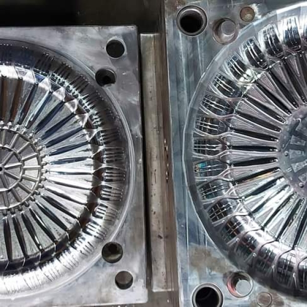 Nhận Đánh Bóng Khuôn Nĩa  Nhựa Tại TPHCM